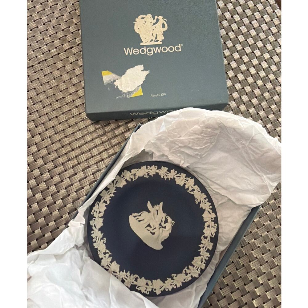 Wedgewood White on Portland Blue Jasperware Round Tray
